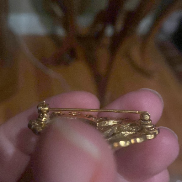 Gold tone heart brooch with faux pearls (Ind) - Picture 4 of 5